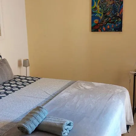 Comfortable With Shared Bathroom Near Harbour